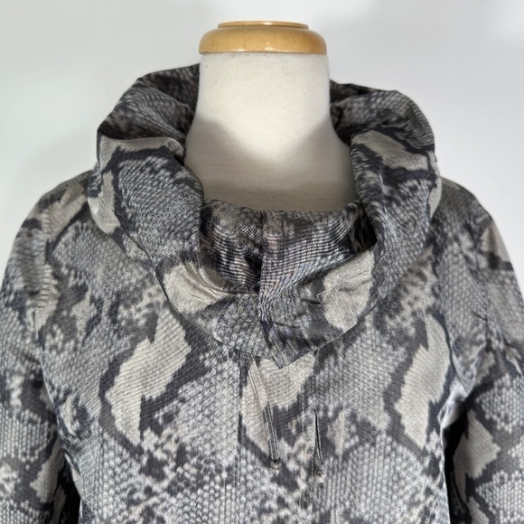 St John Jacket Women's Sz M Yellow Label Windbreaker Lightweight Snake Print Zip - Picture 3 of 14
